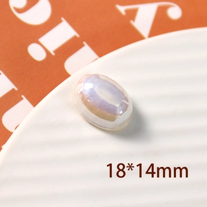 Vista macro de cabujón ovalado de resina perlada 18x14mm con brillo irisado