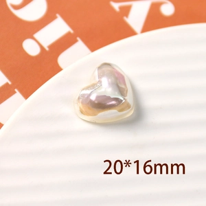 Vista macro de cuenta de corazón de resina irisada de 20x16mm con brillo nacarado rosa