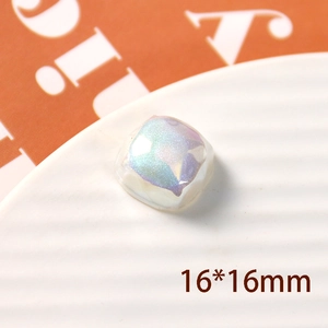 Vista macro de una cuenta cuadrada de resina irisada de 16x16mm para artesanía
