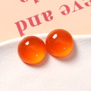 Macro-opname van glanzende oranje hars cabochons voor DIY-sieraden en accessoires