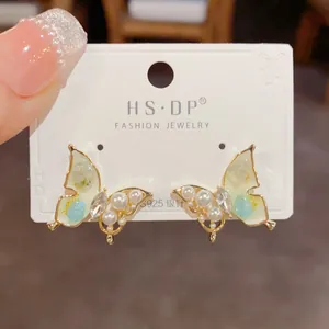 Eleganti orecchini a farfalla con perle e cristalli su perni in argento S925