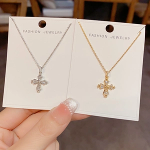 Collier avec Pendentif Croix en Cuivre Plaqué Or 14K Élégant pour Femme Incrustation de Zirconium Exquise Bijoux Religieux