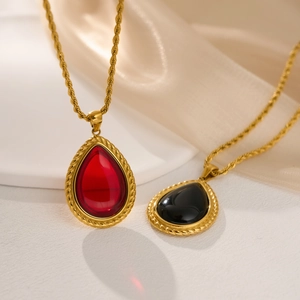 Conjunto de collar de gota chapado en oro de 18k con piedras rojas y negras sobre seda