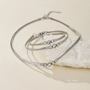 Detail van 18k vergulde vintage ketting en armband set met drie zirkonia stenen