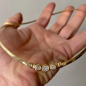 Vintage 18k vergulde titanium stalen choker ketting met drie ronde witte zirkoonstenen