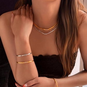 Elegante 18k vergulde vintage halsketting met drie zirkoniasteentjes aan een fijne ketting