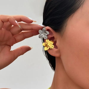 Set de pendientes de clip con forma de flor en acero de titanio chapado en oro y plata
