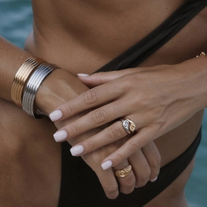 18k vergulde titanium stalen hartvormige ringenset met getextureerde armbanden