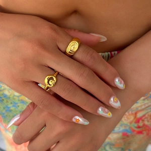 Bohemian 18k vergulde titaniumstalen spiraalringen set voor dames op de hand getoond