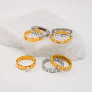 Macro-opname van gouden en zilveren geribbelde titanium ringen met micro-gezette zirkoon