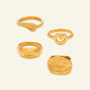 Set di quattro anelli in acciaio al titanio placcato oro 18k con trame a spirale uniche