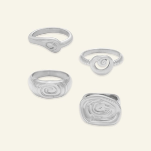 Set di quattro anelli in acciaio al titanio placcato oro 18k con design a spirale