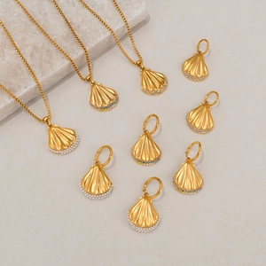 Set gioielli a conchiglia placcato oro 18k in acciaio inox con perle su marmo