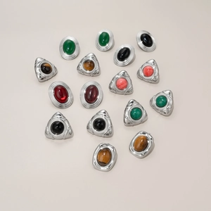 Vintage geometrische Metall-Ohrringe-Set mit eingelegten Edelsteinen in verschiedenen Farben