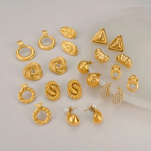 Ensemble de boucles d'oreilles géométriques dorées 18k avec perles sur fond gris clair