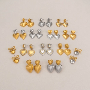 Collectie van 18k gouden hart oorbellen met sterren, strikken en texturen