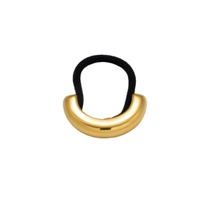 Élastique à cheveux géométrique plaqué or 18k avec cordon noir sur fond blanc neutre