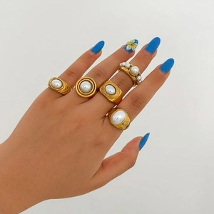 Détails de cinq bagues vintage en titane plaqué or 18k avec perles portées en main