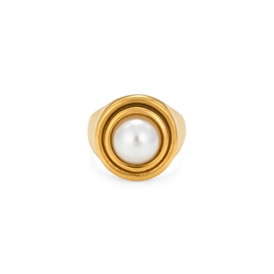 Bague rétro en acier titane plaqué or 18 carats avec une grande perle sur fond blanc