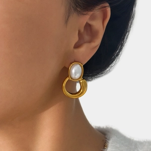 Elegant 18k gold plated geometric earrings with white oval pearls worn by a model