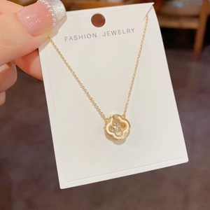 Collier trèfle à quatre feuilles doré avec nacre et pierre mobile sur carte cadeau