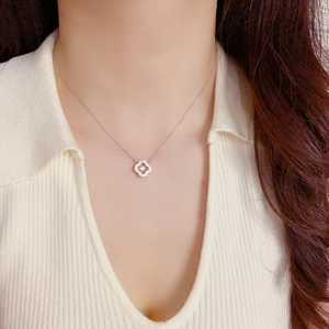Détail du collier trèfle en argent avec pierre scintillante porté par un mannequin