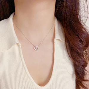 Collier élégant avec pendentif trèfle à quatre feuilles et zircone dansante pour femme