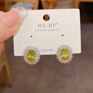 Vue détaillée des boucles d'oreilles ovales en zircon vert olive et argent S925