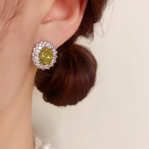 Boucles d'oreilles argentées élégantes avec zircon jaune ovale et double halo de diamants