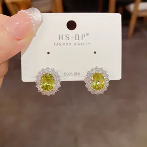 Détail de boucles d'oreilles en argent s925 avec zircon olive et diamants blancs