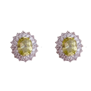 Boucles d'oreilles clous en zircon vert olive ovale avec halo étincelant en argent S925