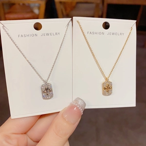 Collier Pendentif Rectangle Fleur de Lys Mode pour Femmes Cuivre Plaqué Or 14K Strass Chaîne de Clavicule Bijoux