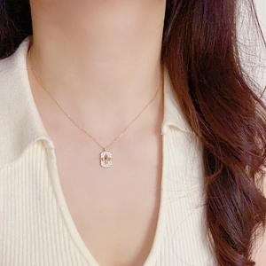 Collier élégant avec pendentif rectangulaire fleur de lys dorée et cristaux étincelants