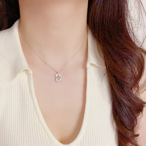 Élégant collier argenté avec pendentif carré pavé et motif de fleur de lys scintillant