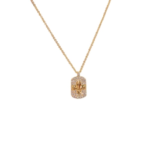 Collier doré avec pendentif carré fleur de lys et pavé de cristaux brillants