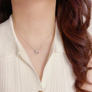 Detailopname van een sprankelende cilinder hanger ketting met kwastjes om de nek