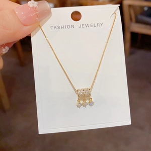 Chique gouden ketting met cilindervormige kristallen hanger en fonkelende franjes
