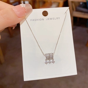 Detail van de zilveren taille-hanger met pavé kristallen en sterbedeltjes aan de ketting