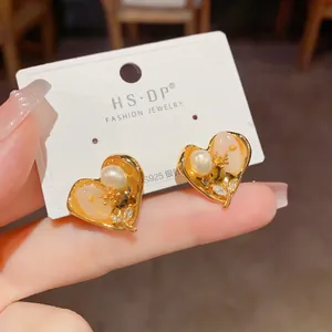 Boucles d'oreilles cœur vintage en or avec perles blanches et charmants motifs abeille fleur