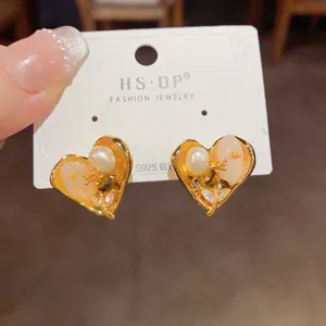 Détail de boucles d'oreilles cœur vintage français avec tige en argent S925 et perles