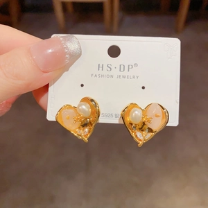 Gros plan détaillé des boucles d'oreilles cœur en perles avec abeilles dorées et tiges S925