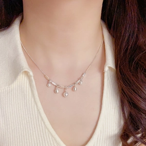 Retro Schlangenkette mit quadratischen Metallblöcken und fünf weißen Perlen für Damen