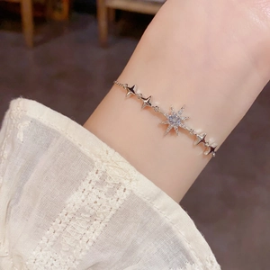 Gros plan d'un élégant bracelet étoile en argent avec des diamants étincelants au poignet