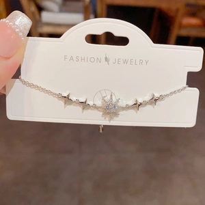 Détail du bracelet étoile argenté avec cristaux étincelants sur carte de présentation
