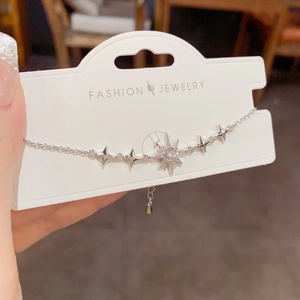 Détail du bracelet étoile argenté avec pierres de zircon et chaîne de réglage fine