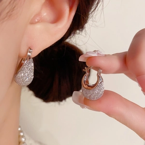 Elegante silberne Creolen mit Netzstruktur und funkelnden Steinen im Pave-Stil für Damen