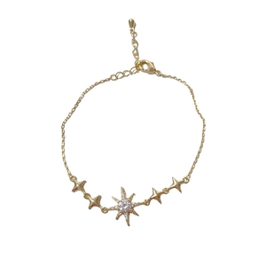 Bracelet doré élégant avec étoile à huit branches et pierres de zircon scintillantes