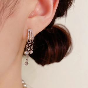 Pendientes de borla plateados con circonitas micro pavé y colgantes de cristal fino