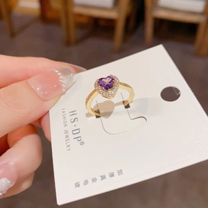 Bague cœur dorée luxueuse avec pierre violette et pavé de diamants sur carte bijou