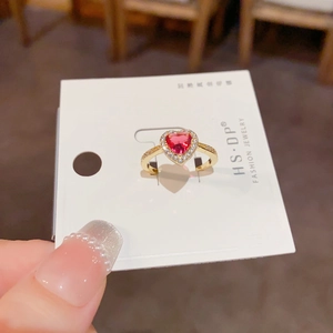 Vue détaillée d'une luxueuse bague avec gemme rose en forme de cœur et diamants brillants